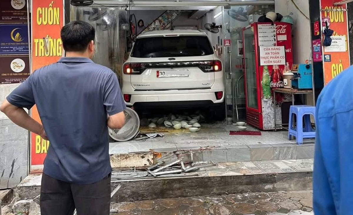 Nhầm chân ga, người đàn ông lái ô tô lao thẳng vào quán bánh cuốn ở Hà Nội