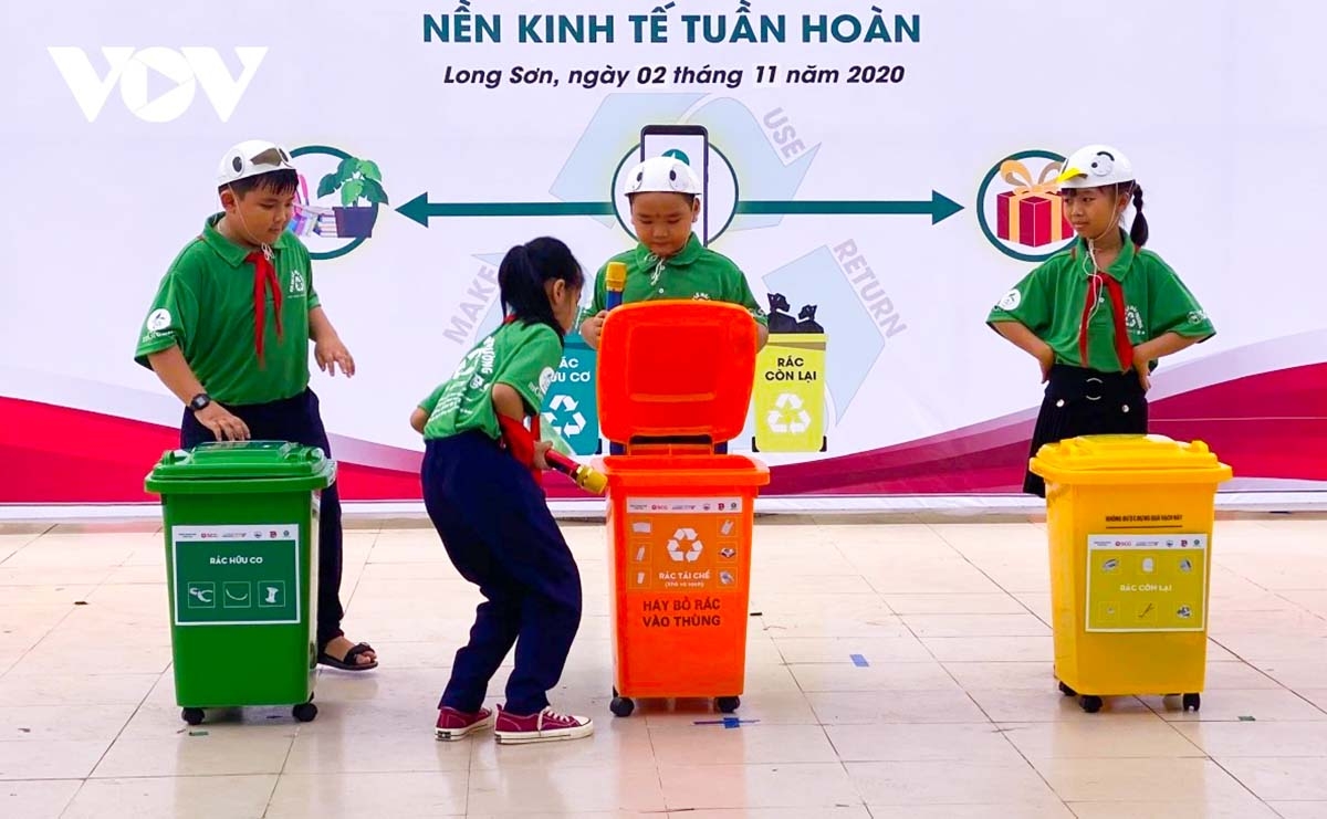 phó cục trưởng cục môi trường lý giải về việc thu gom rác bán lấy tiền hình ảnh 2 pho cuc truong cuc moi truong ly giai ve viec thu gom rac ban lay tien hinh anh 2