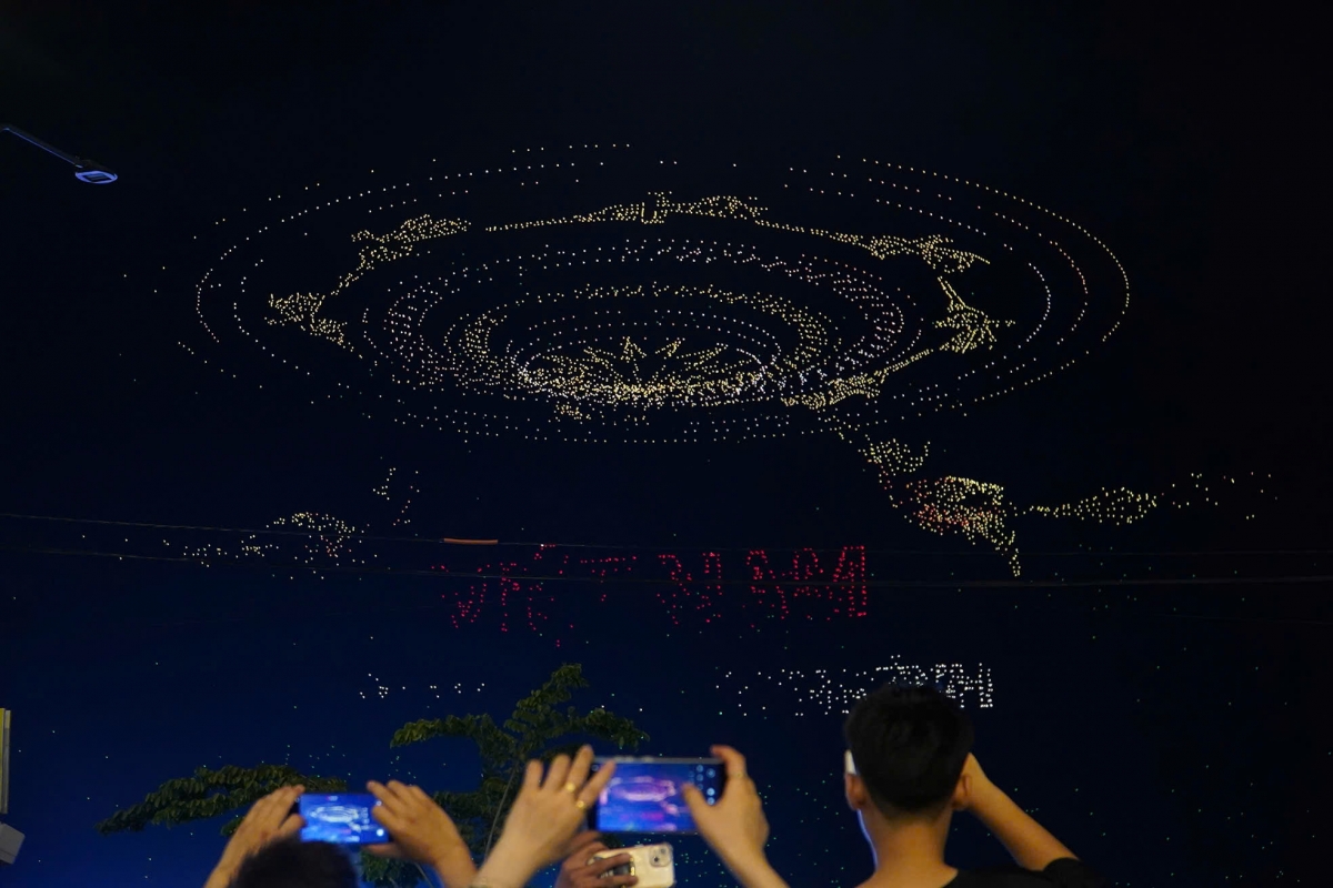 Chuyện gì xảy ra với màn trình diễn 10.500 drone đột xuất đêm 30/4 của TP.HCM?