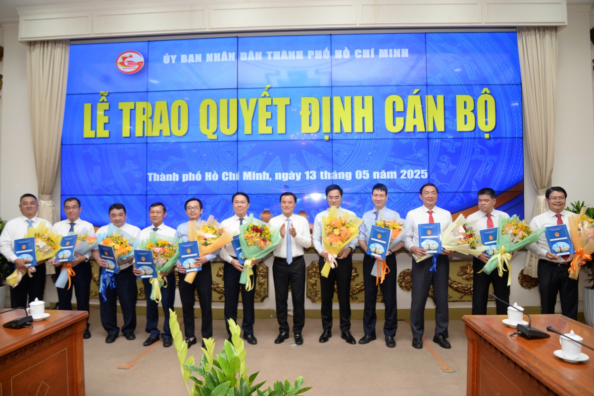 trao quyết định cho quyền giám đốc và 10 phó giám đốc sở xây dựng tp.hcm hình ảnh 2 trao quyet dinh cho quyen giam doc va 10 pho giam doc so xay dung tp.hcm hinh anh 2