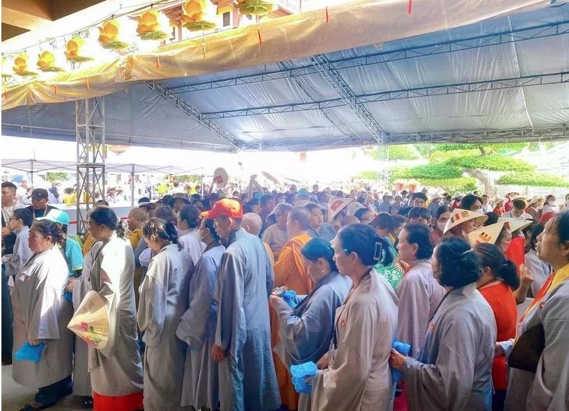 thousands gather to venerate heart relic of bodhisattva thich quang duc picture 1 thousands gather to venerate heart relic of bodhisattva thich quang duc picture 1