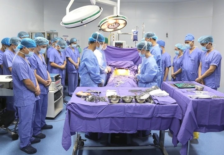 Nữ điều dưỡng ở Quảng Ninh quỳ gối tiễn biệt tạng của chồng