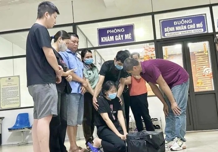 nữ điều dưỡng ở quảng ninh quỳ gối tiễn biệt tạng của chồng hình ảnh 2 nu dieu duong o quang ninh quy goi tien biet tang cua chong hinh anh 2