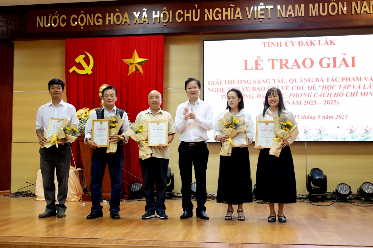 32 tác phẩm được trao giải “học tập và làm theo lời Bác” tại Đắk Lắk