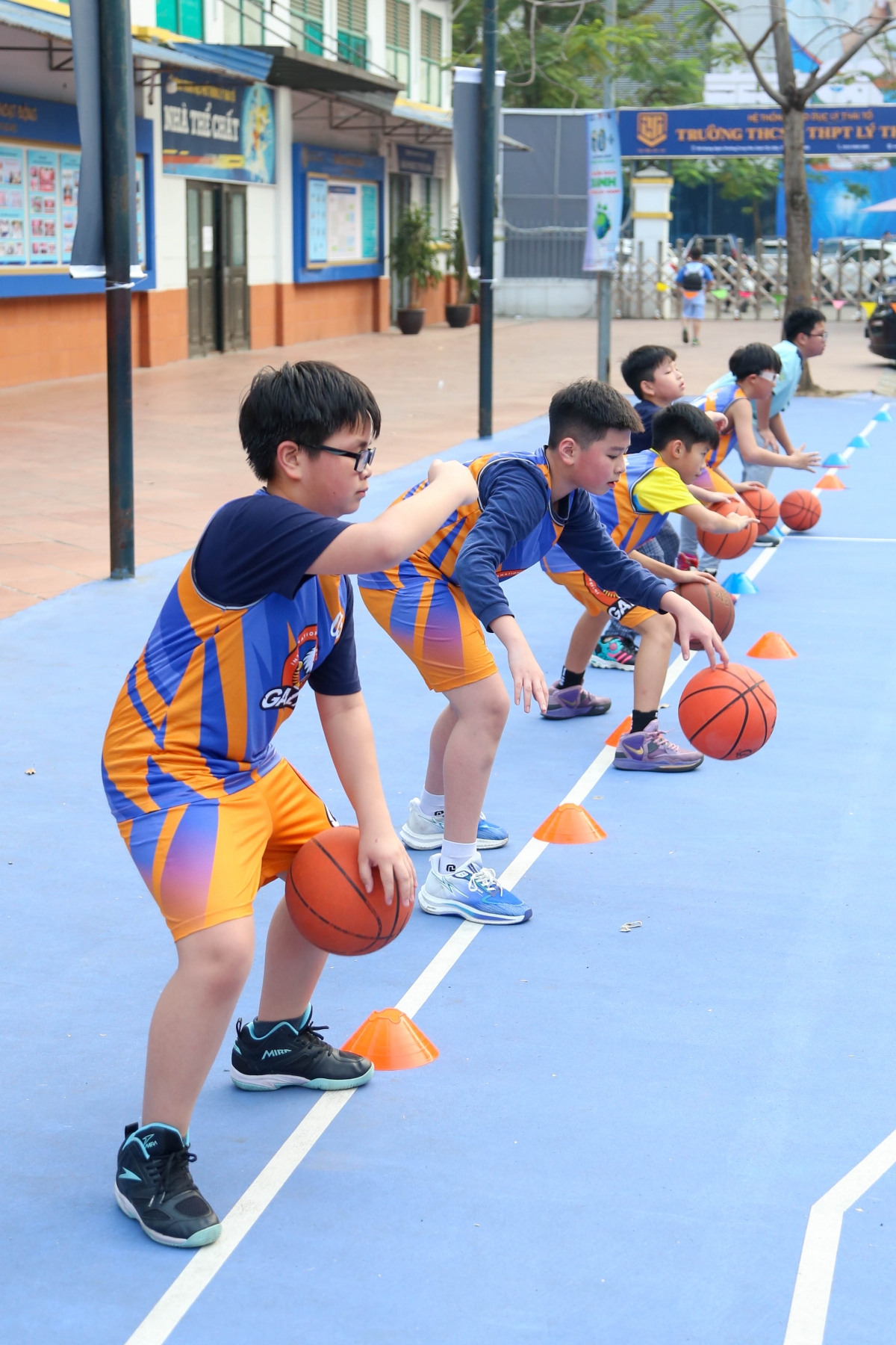 Doi bong ro nha trang dolphins hop tac dao tao tre voi gisa huong toi sea games hinh anh 5