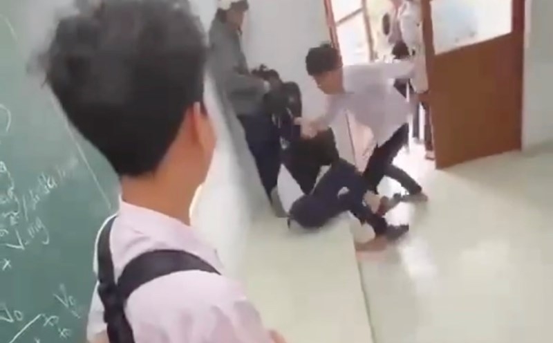 Nam sinh bị bạn học hành hung gãy 3 xương sườn, quay clip khoe "chiến tích"