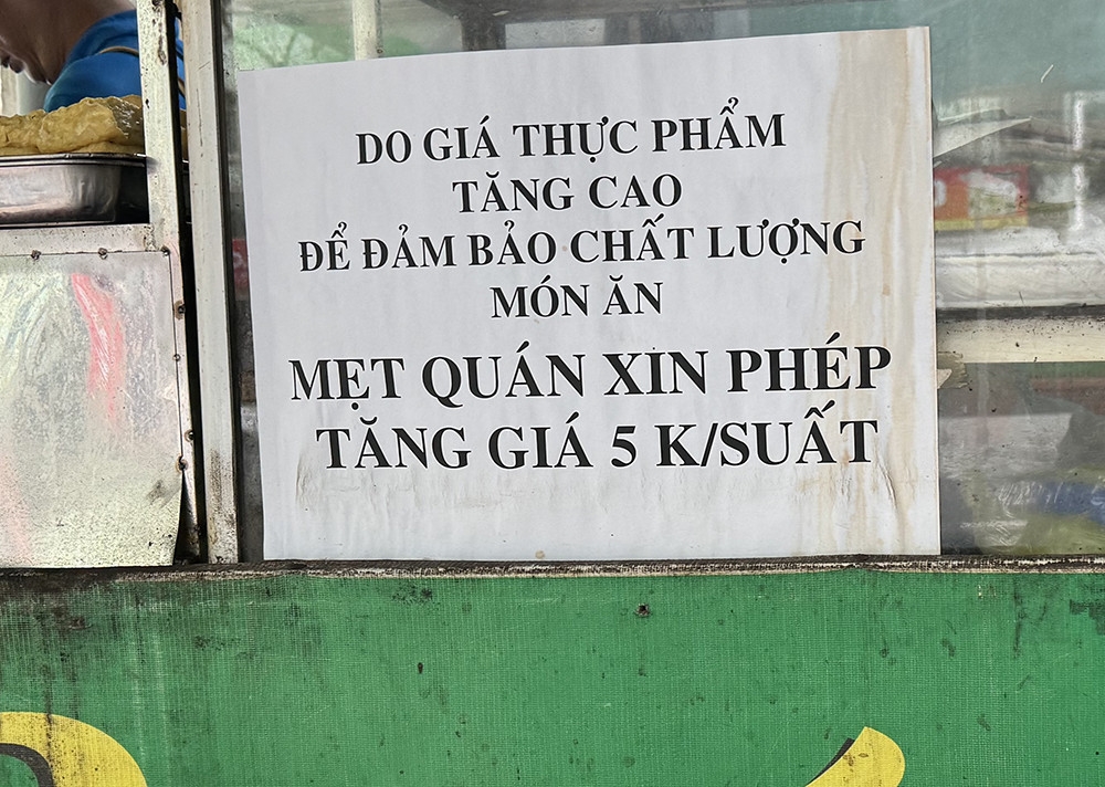 Quán bún, phở ở Hà Nội đồng loạt tăng giá 5.000 đồng/bát