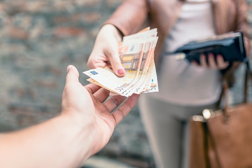 Có nên tìm lại người phụ nữ bỏ tôi vì có người "bao" cô ấy được tốt hơn?