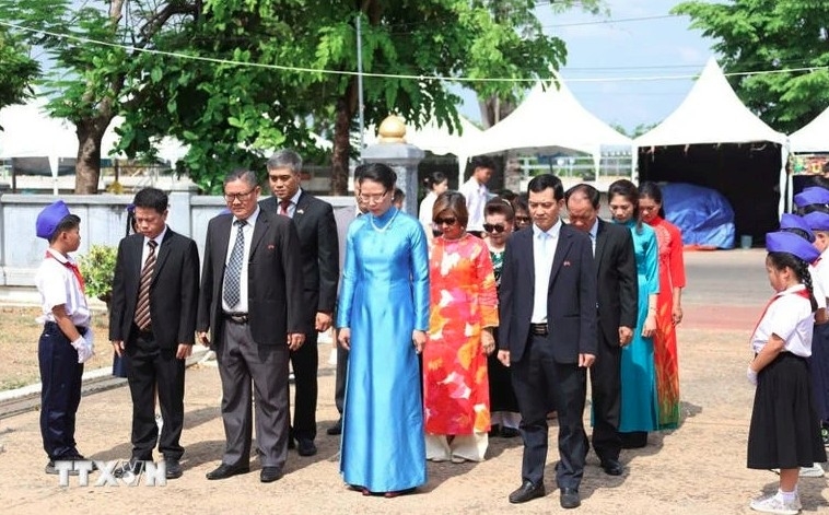 vietnamese in laos pay tribute to president ho chi minh picture 1 vietnamese in laos pay tribute to president ho chi minh picture 1