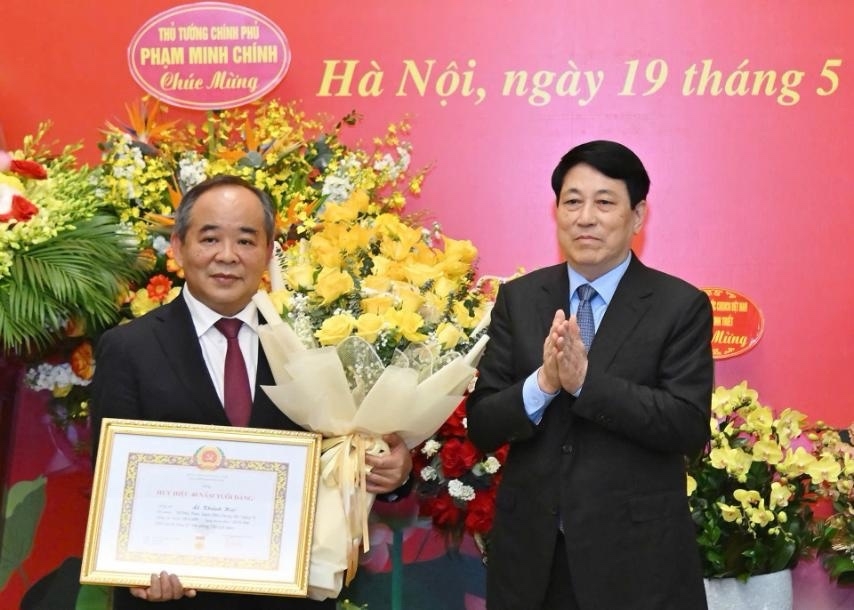 Chủ tịch nước trao Huy hiệu 40 năm tuổi Đảng cho Chủ nhiệm Văn phòng Chủ tịch nước