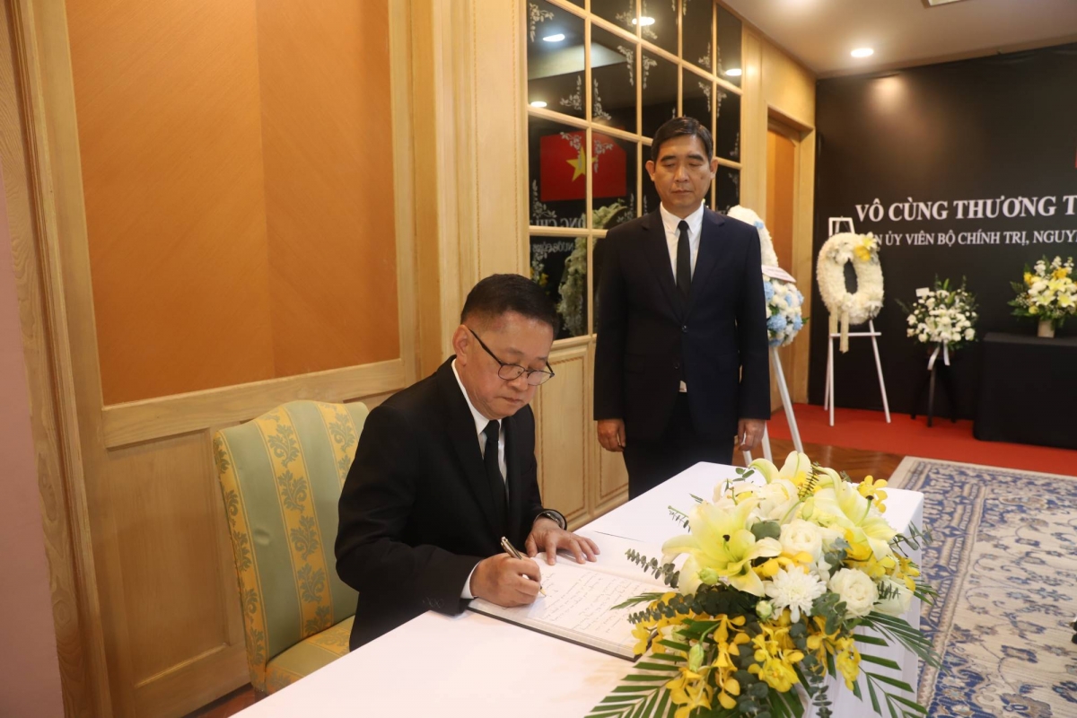 phó thủ tướng thái lan viếng nguyên chủ tịch nước trần Đức lương hình ảnh 2 pho thu tuong thai lan vieng nguyen chu tich nuoc tran Duc luong hinh anh 2