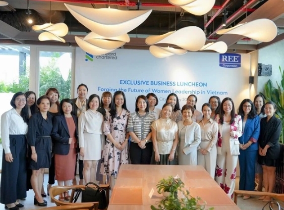standard chartered partners with ree to promote gender-inclusive leadership picture 1 standard chartered partners with ree to promote gender-inclusive leadership picture 1