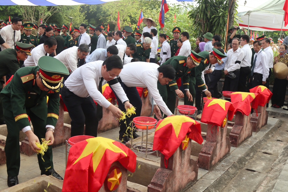 trang nghiêm lễ truy điệu, an táng 76 hài cốt liệt sĩ hy sinh tại lào hình ảnh 2 trang nghiem le truy dieu, an tang 76 hai cot liet si hy sinh tai lao hinh anh 2