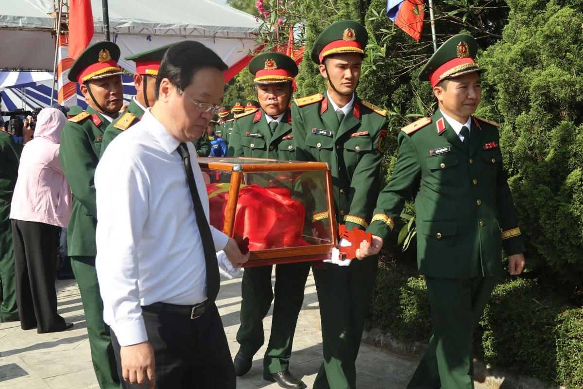 trang nghiêm lễ truy điệu, an táng 76 hài cốt liệt sĩ hy sinh tại lào hình ảnh 1 trang nghiem le truy dieu, an tang 76 hai cot liet si hy sinh tai lao hinh anh 1