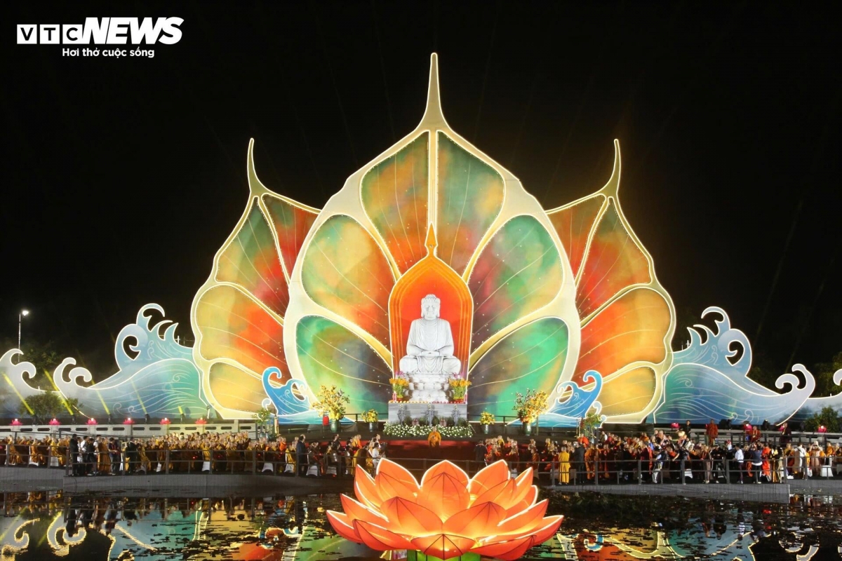 thousands release lanterns in hcm city for vesak day picture 1