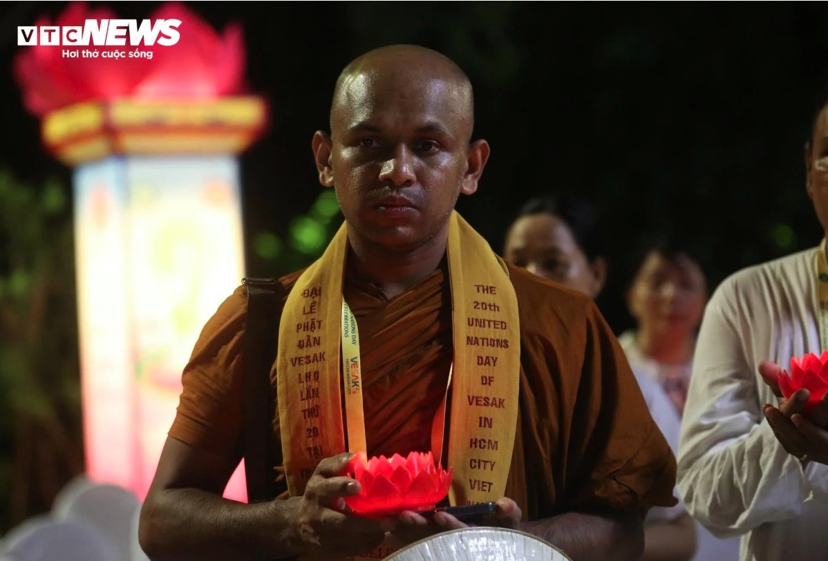 thousands release lanterns in hcm city for vesak day picture 11