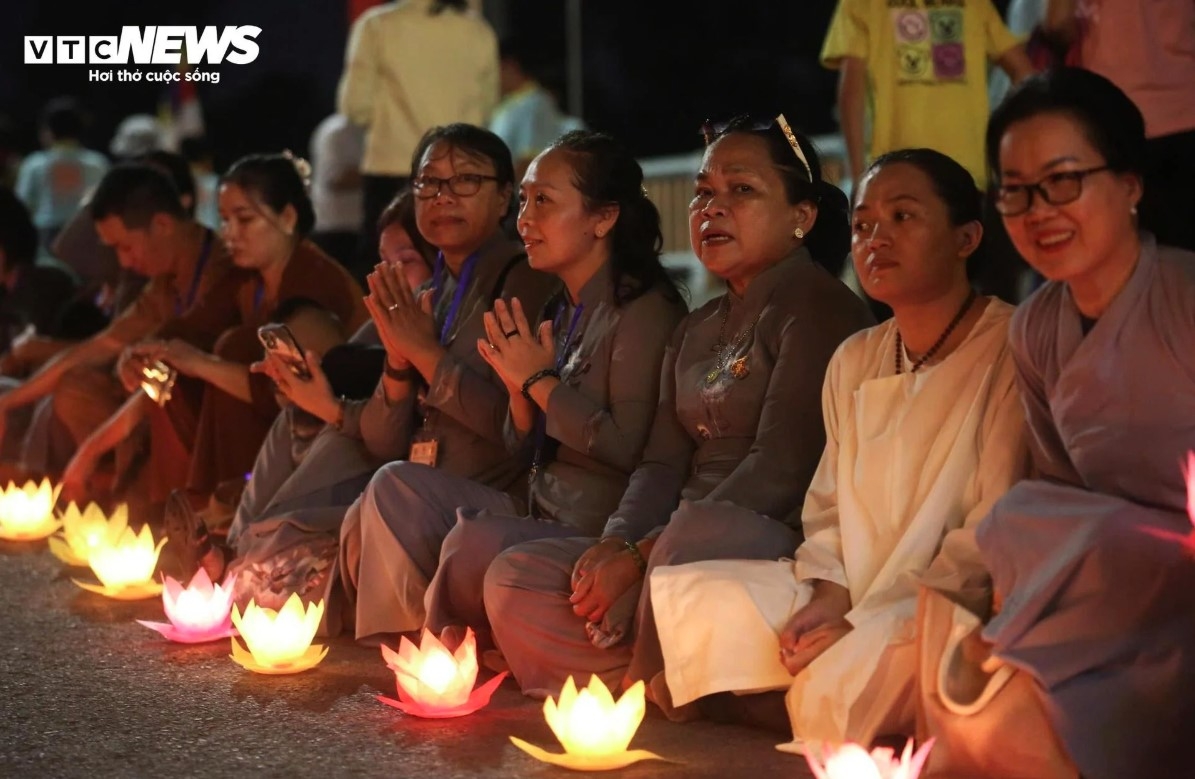 thousands release lanterns in hcm city for vesak day picture 12