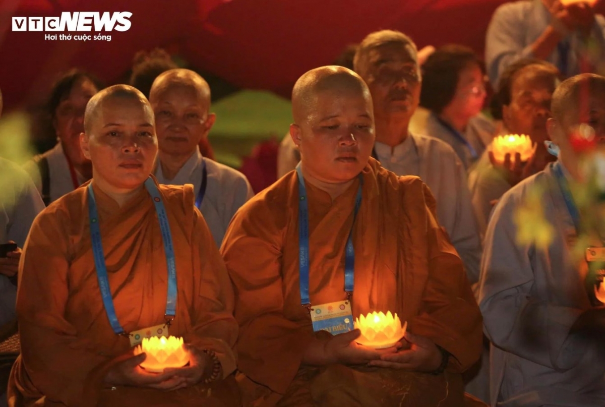 thousands release lanterns in hcm city for vesak day picture 13