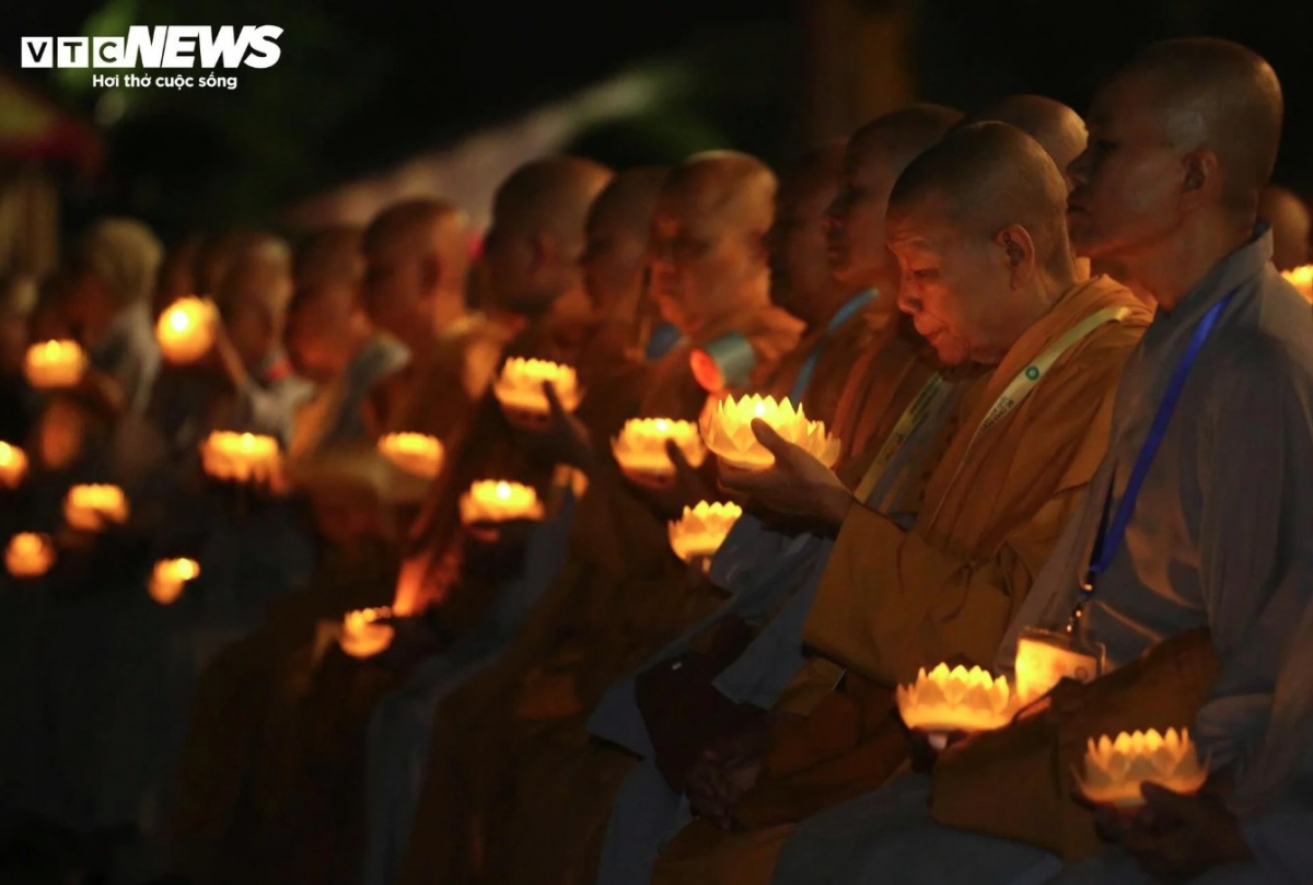 thousands release lanterns in hcm city for vesak day picture 14