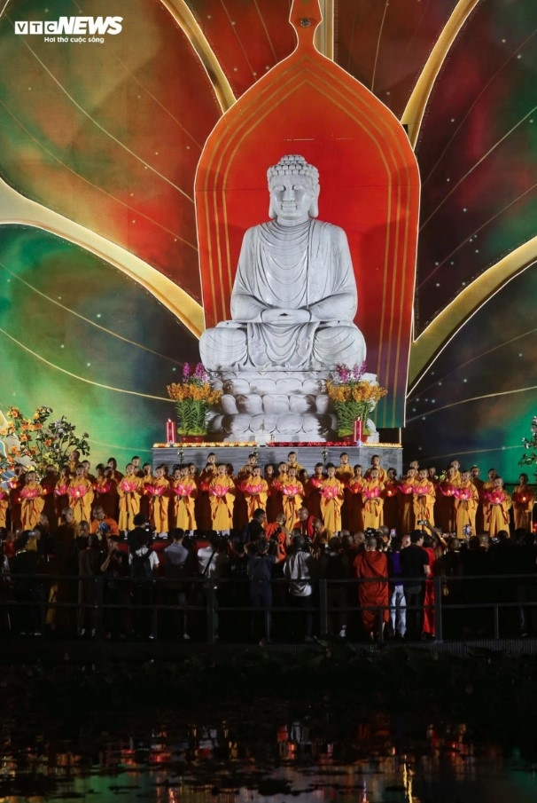 thousands release lanterns in hcm city for vesak day picture 15