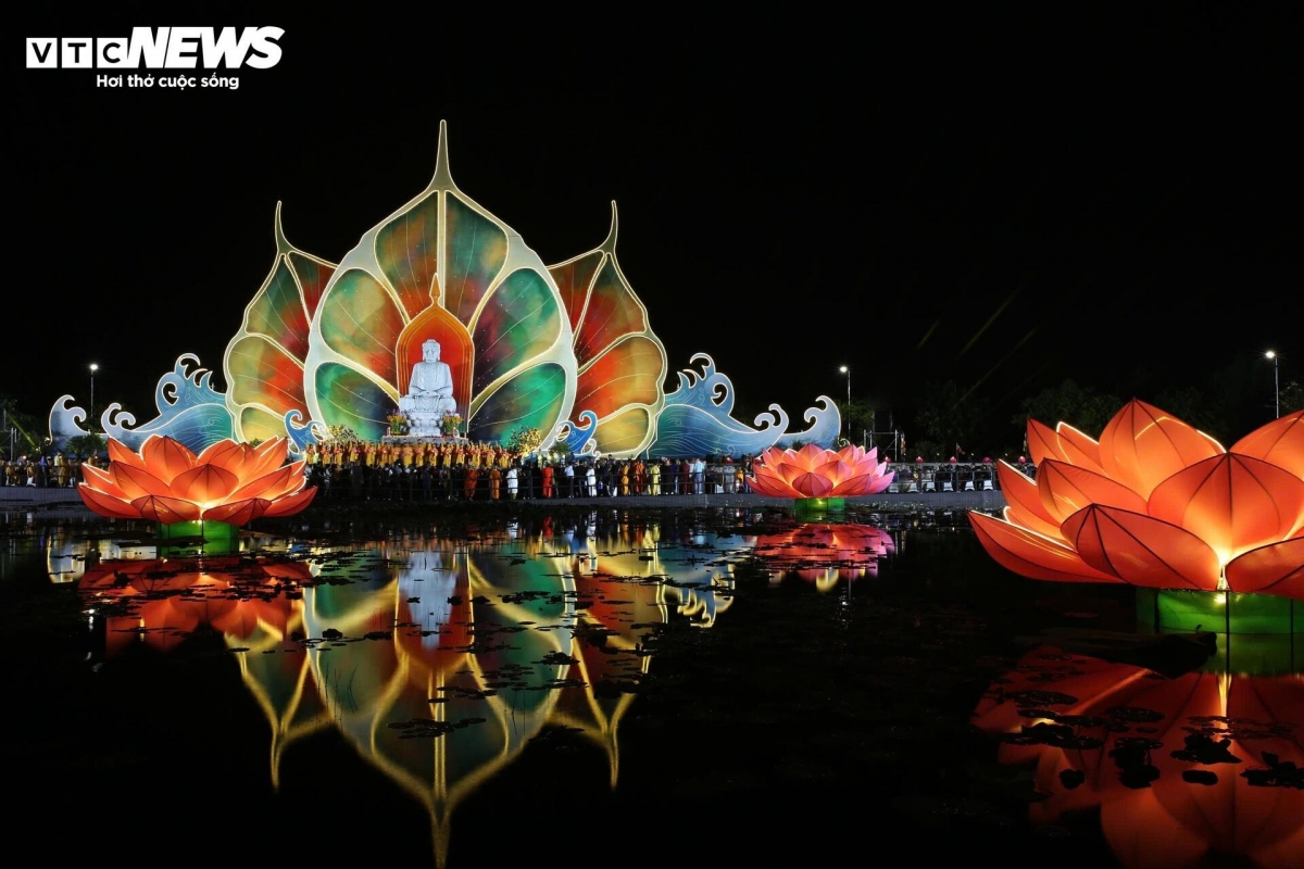 thousands release lanterns in hcm city for vesak day picture 16