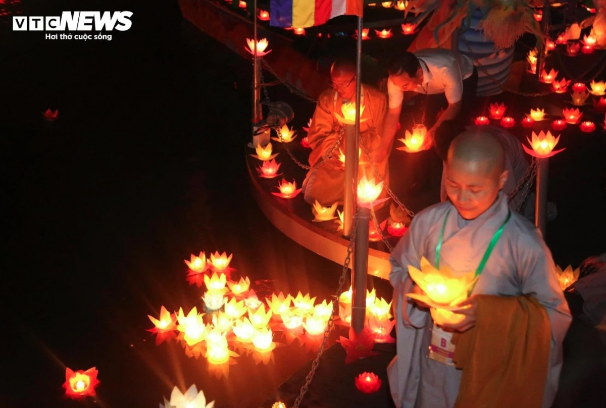 thousands release lanterns in hcm city for vesak day picture 2