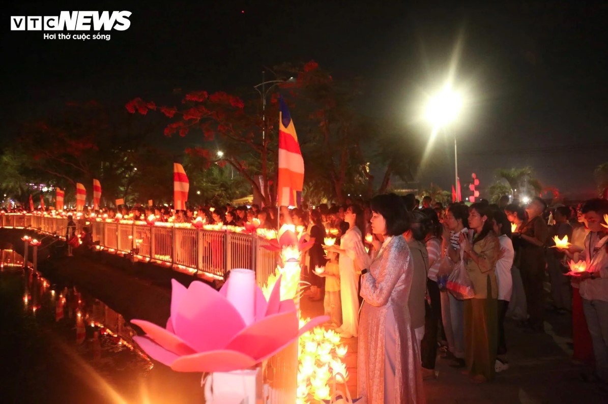 thousands release lanterns in hcm city for vesak day picture 3