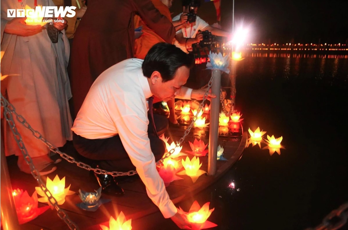 thousands release lanterns in hcm city for vesak day picture 4