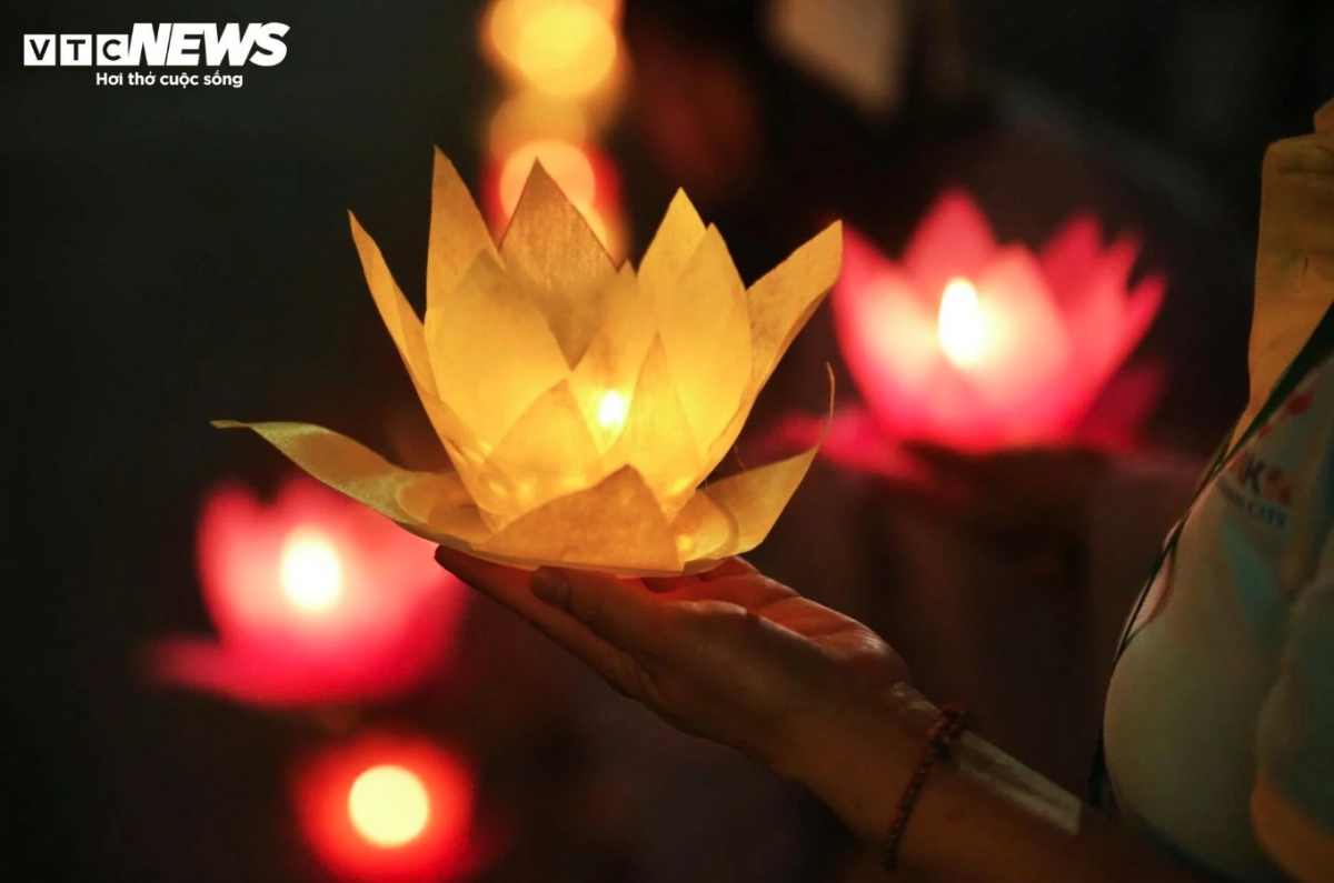 thousands release lanterns in hcm city for vesak day picture 5