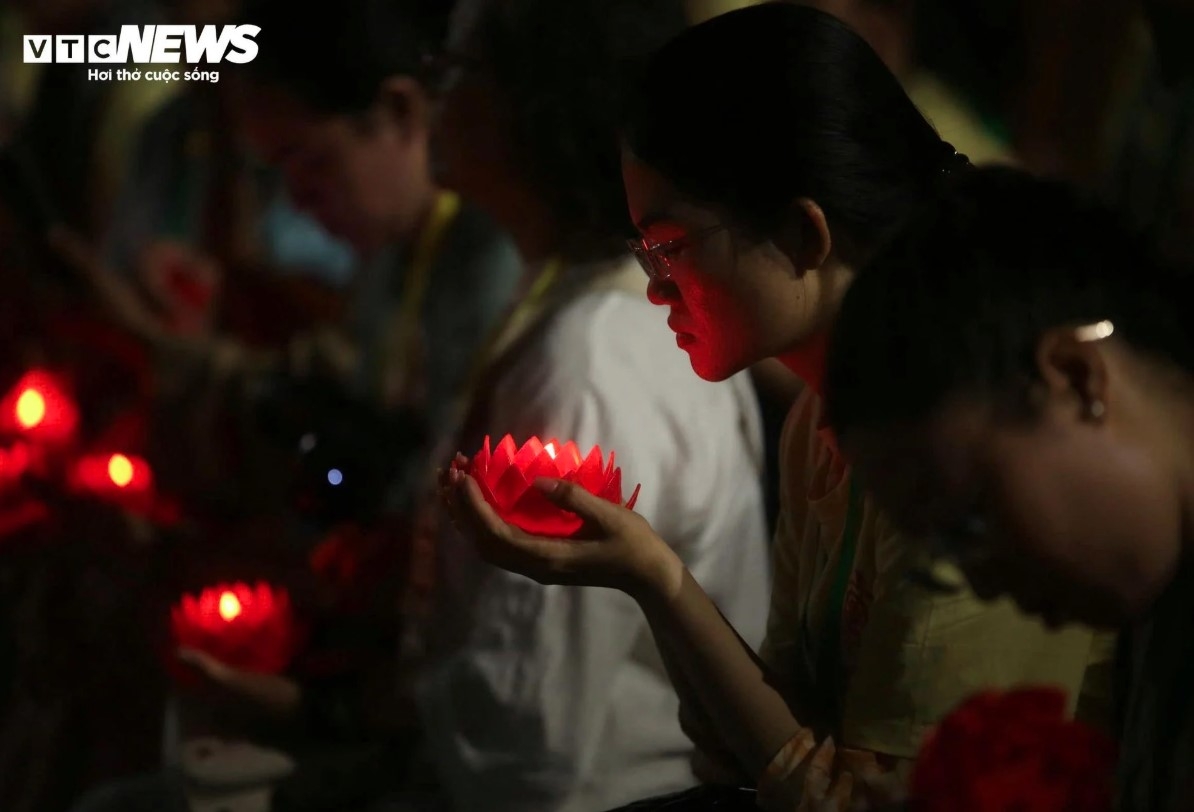 thousands release lanterns in hcm city for vesak day picture 6