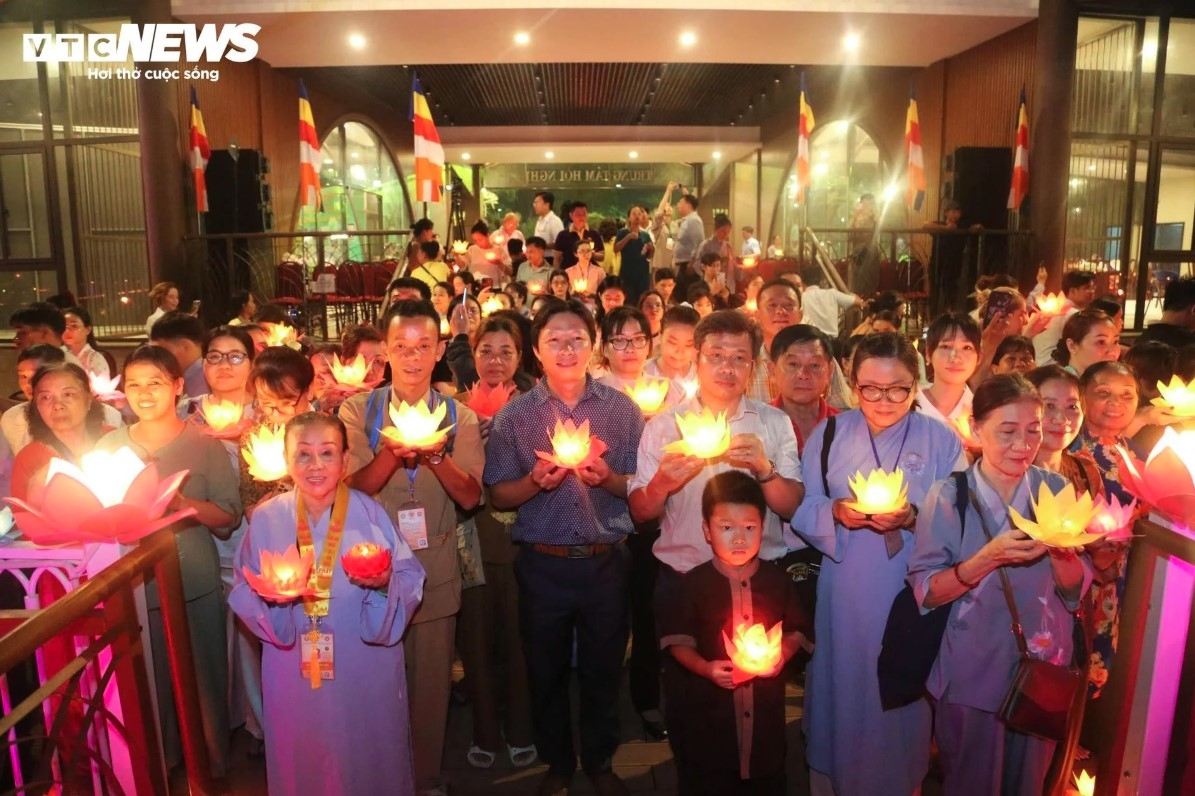 thousands release lanterns in hcm city for vesak day picture 7