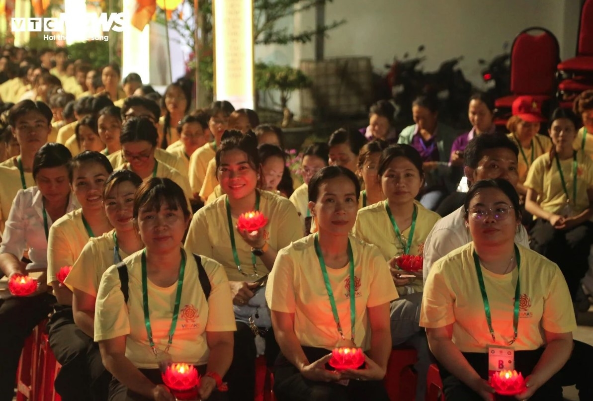 thousands release lanterns in hcm city for vesak day picture 8