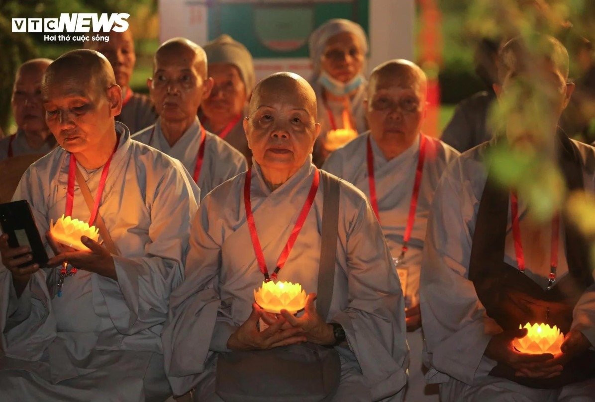 thousands release lanterns in hcm city for vesak day picture 9