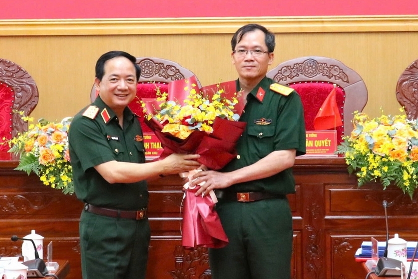 Đại tá Lương Đình Chung tiếp nhận nhiệm vụ Chính ủy Quân khu 5