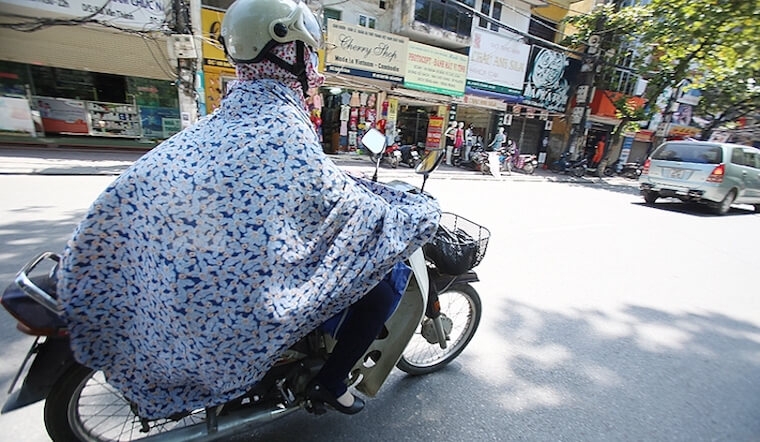 Những lưu ý cho chị em khi đi xe máy dưới trời nắng nóng để tránh tai nạn