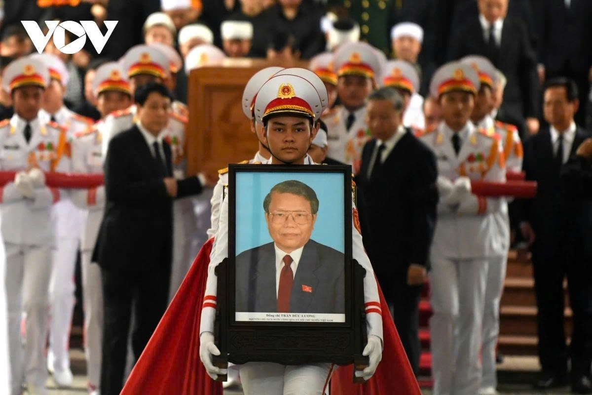 memorial service, funeral procession for former president tran duc luong picture 10