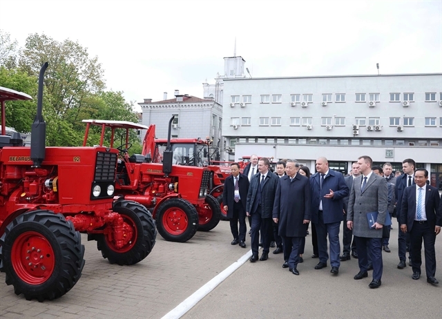 party leader visits minsk tractor works picture 1 party leader visits minsk tractor works picture 1
