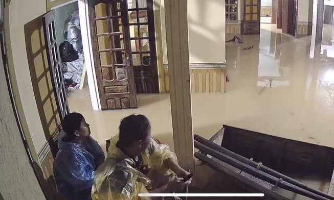 Mưa lớn suốt đêm, nhiều nơi ở Hà Tĩnh bị ngập sâu