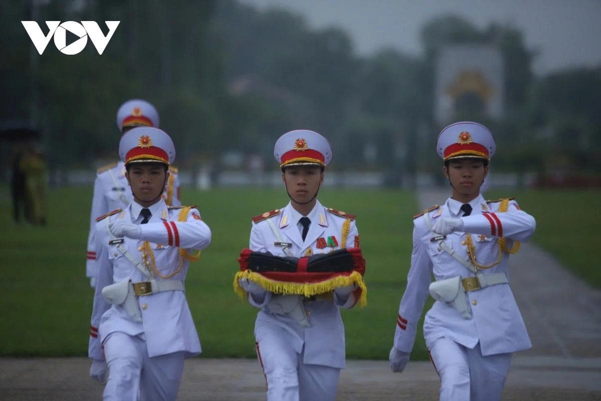 flags lowered to half-mast nationwide for former president tran duc luong picture 10