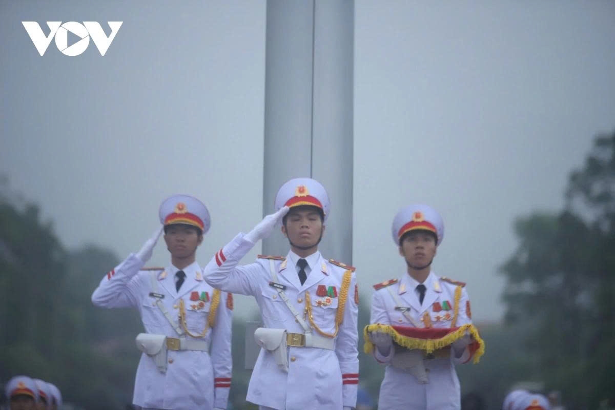 flags lowered to half-mast nationwide for former president tran duc luong picture 11