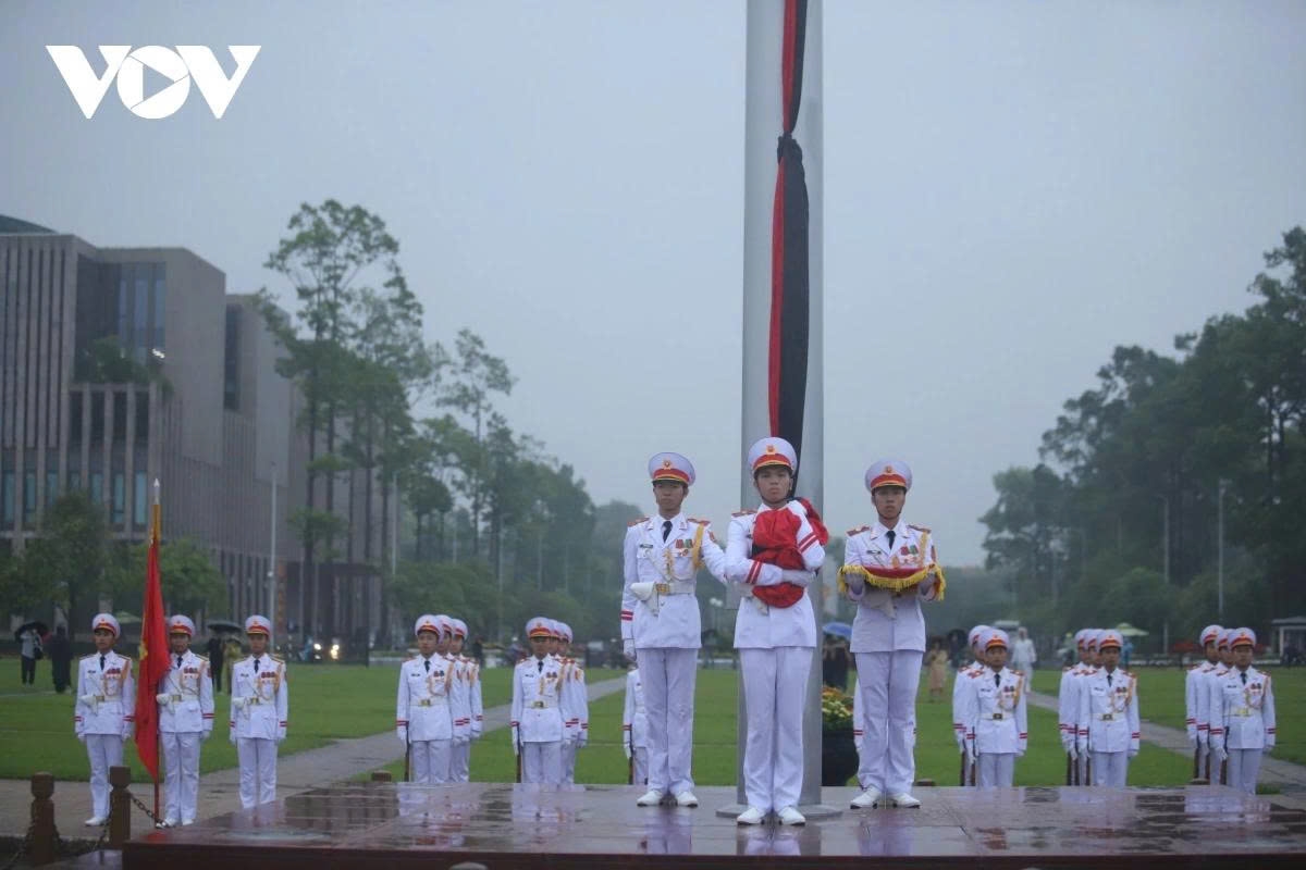 flags lowered to half-mast nationwide for former president tran duc luong picture 12