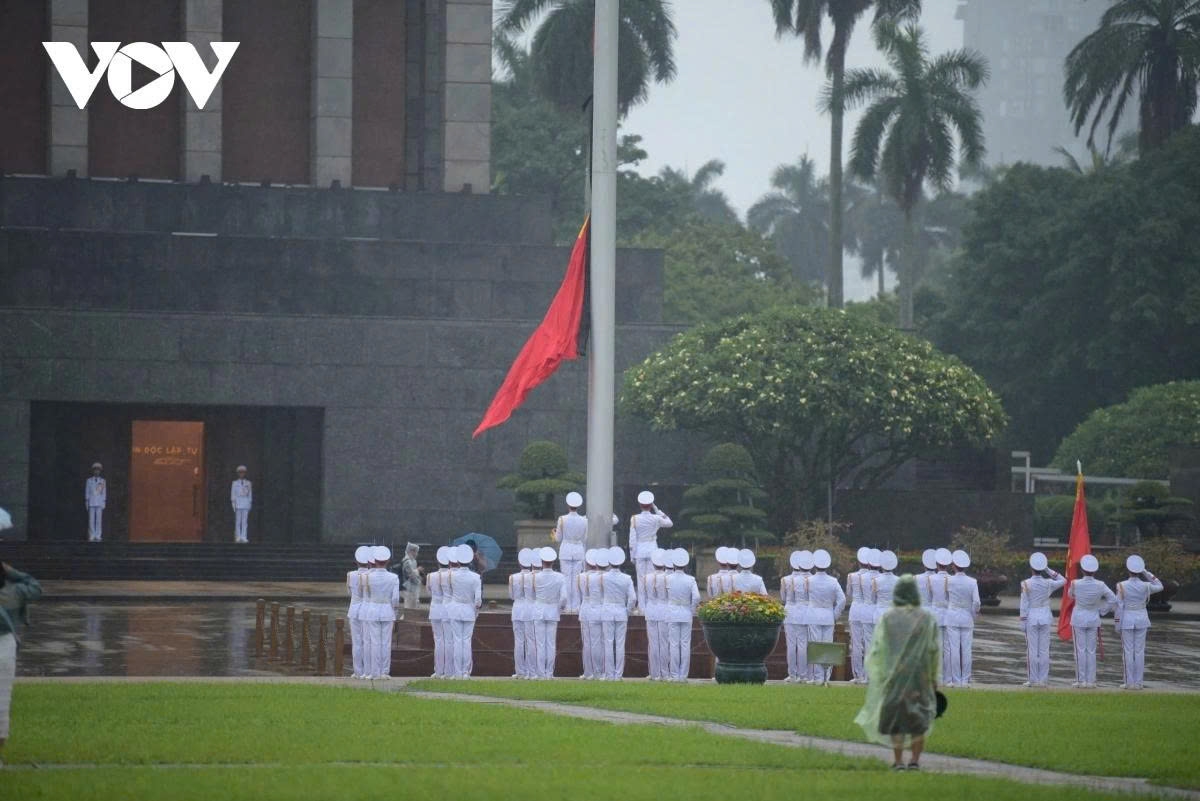 flags lowered to half-mast nationwide for former president tran duc luong picture 13
