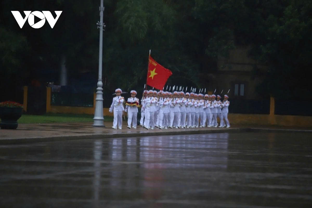 flags lowered to half-mast nationwide for former president tran duc luong picture 2