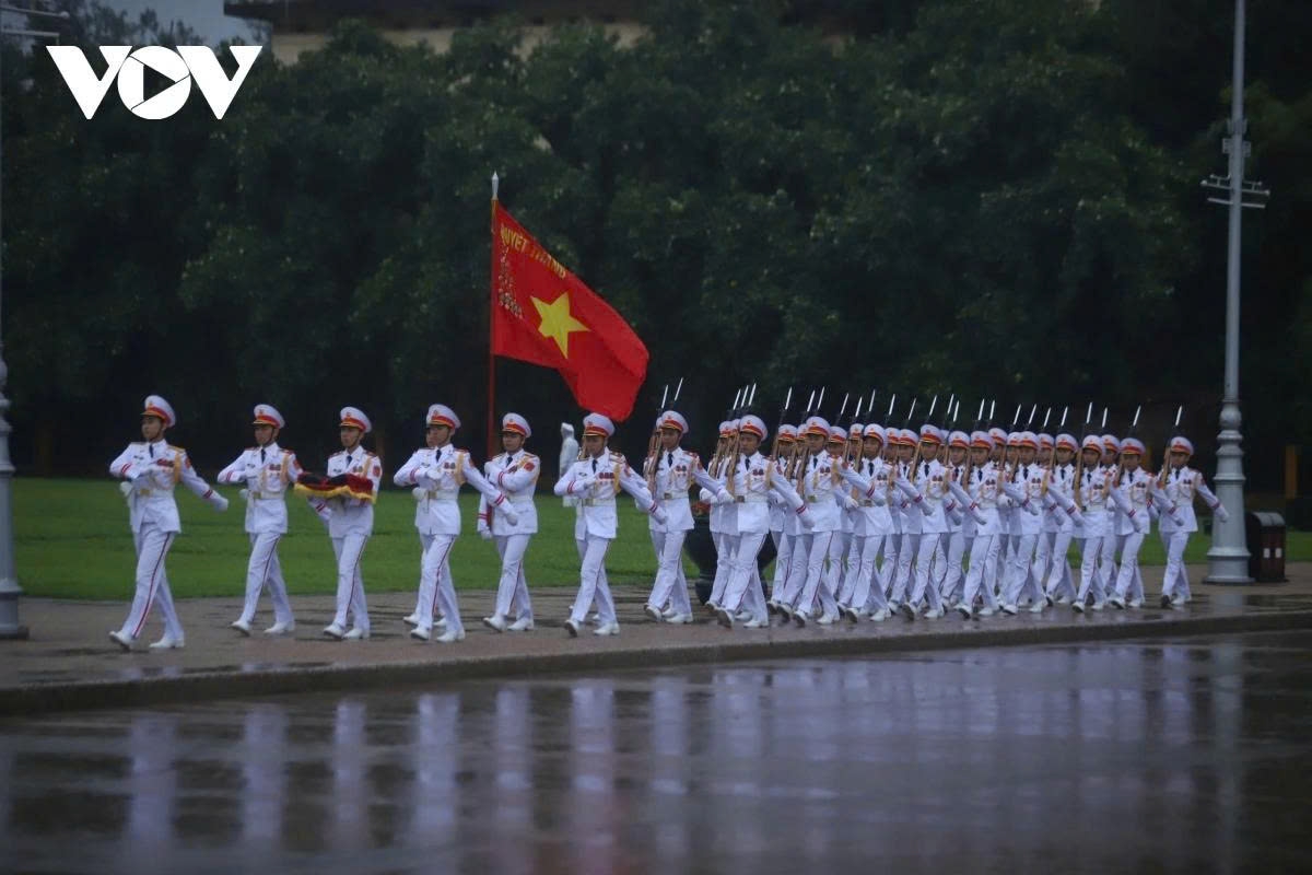 flags lowered to half-mast nationwide for former president tran duc luong picture 3
