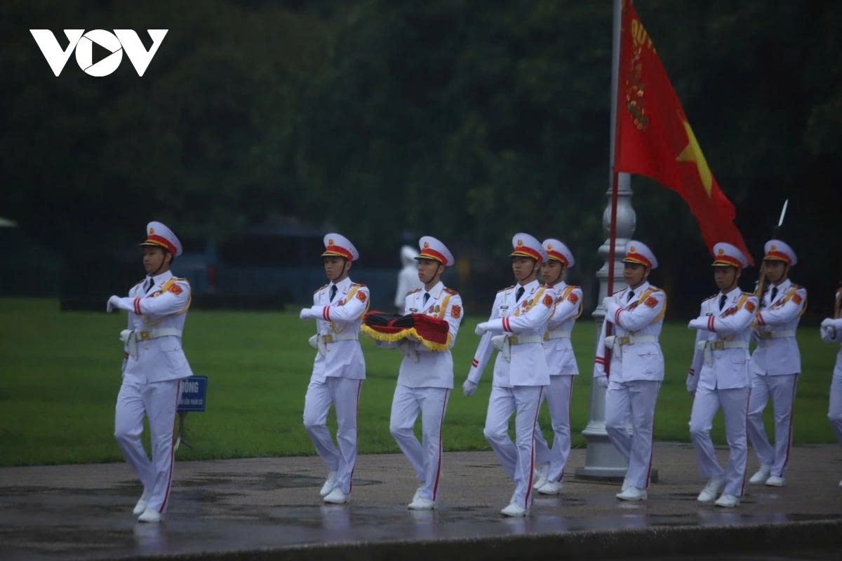 flags lowered to half-mast nationwide for former president tran duc luong picture 4