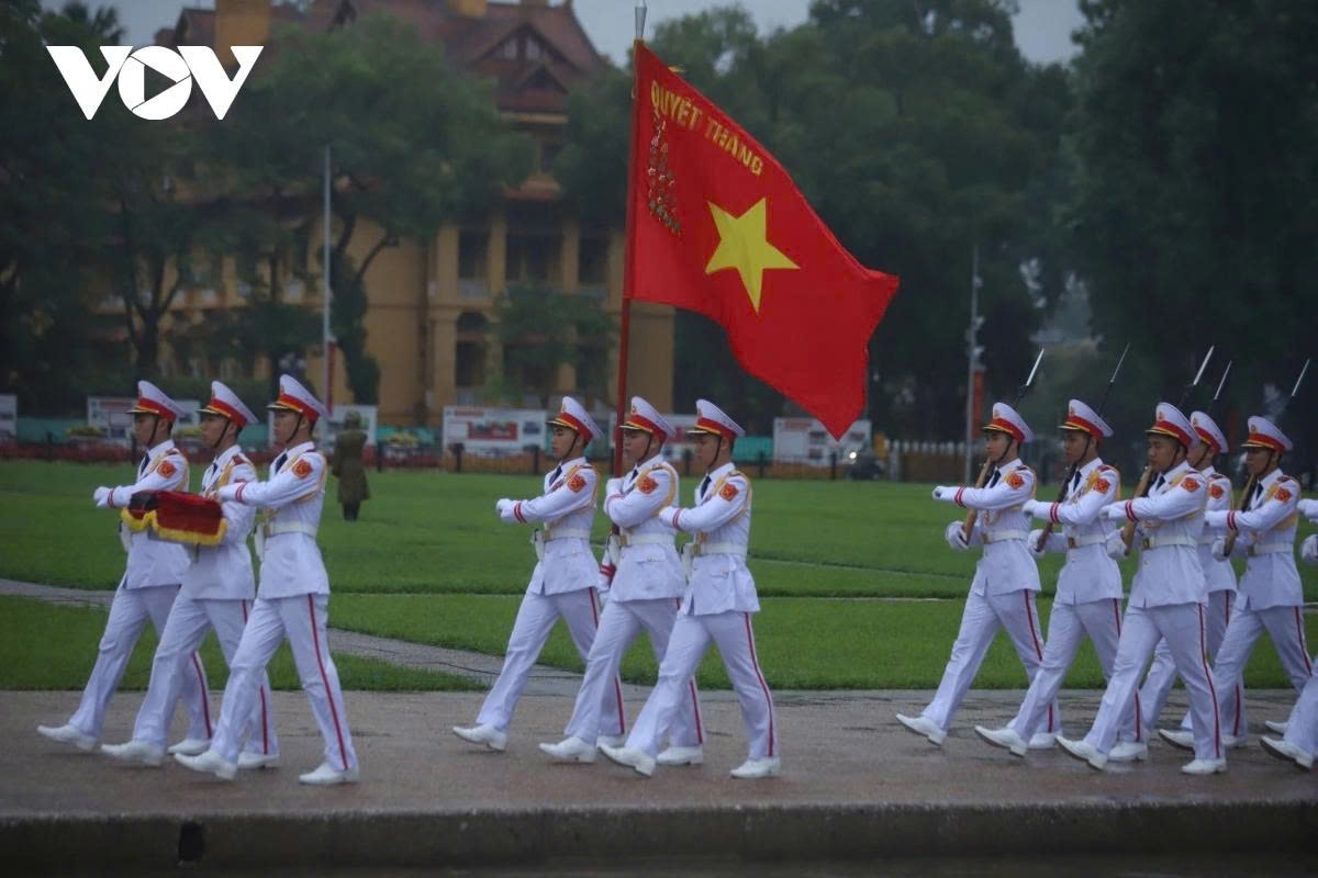 flags lowered to half-mast nationwide for former president tran duc luong picture 5