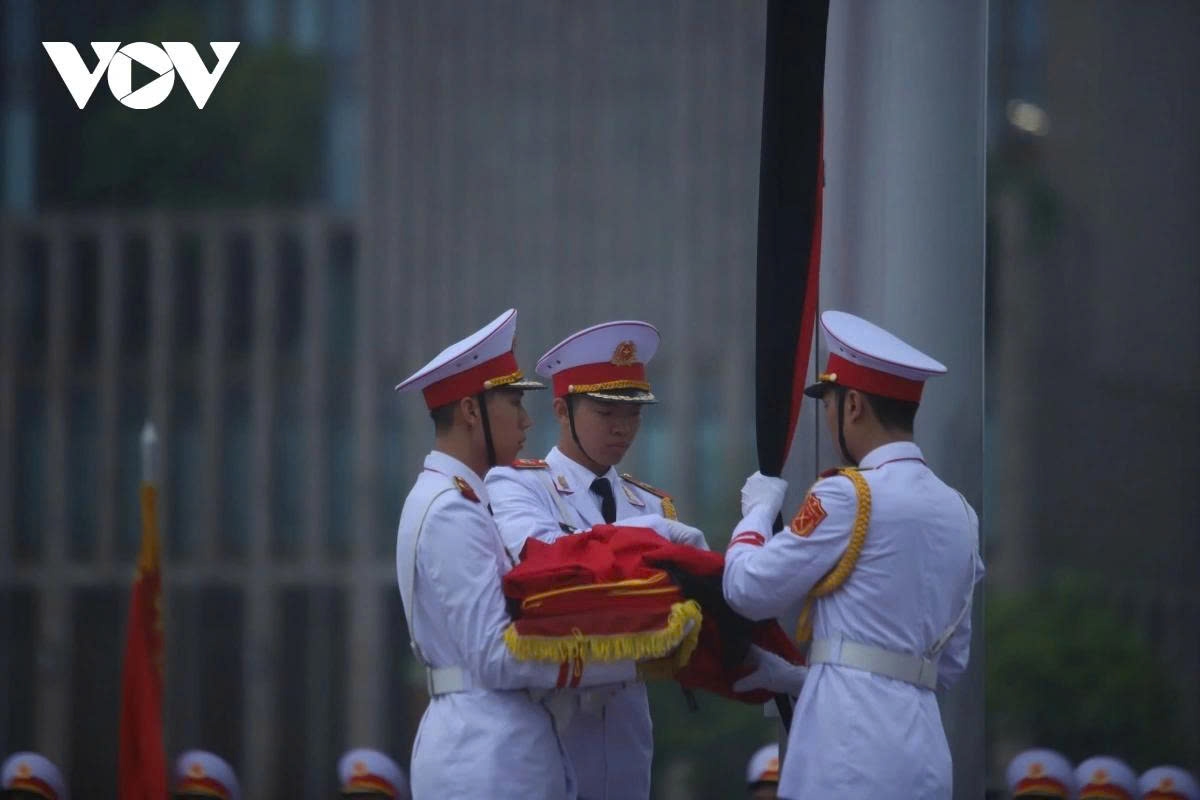 flags lowered to half-mast nationwide for former president tran duc luong picture 8