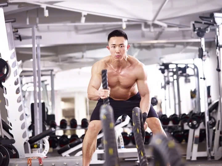 Bác sỹ khuyên phụ nữ mệt mỏi nên ngắm đàn ông cơ bắp thường xuyên