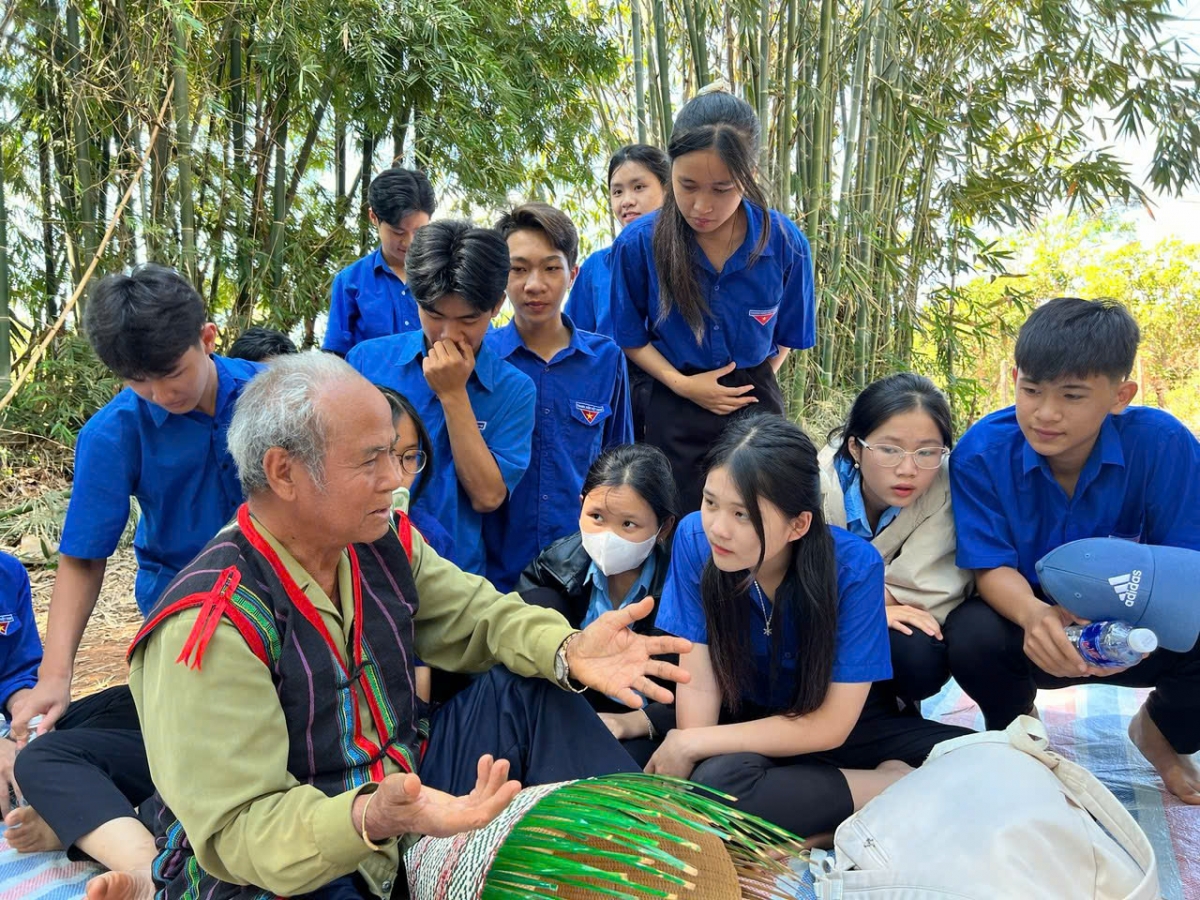 thanh niên jarai học theo lời bác, đưa buôn làng phát triển hình ảnh 1 thanh nien jarai hoc theo loi bac, dua buon lang phat trien hinh anh 1