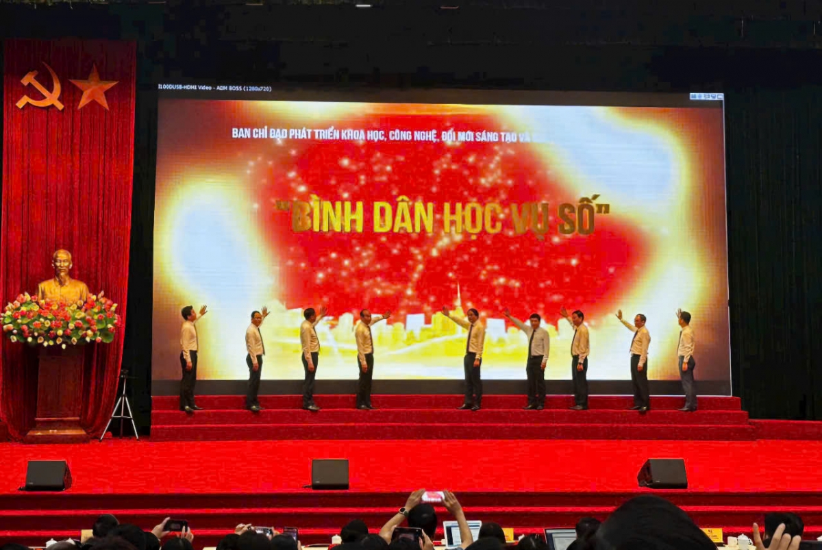 Lào Cai quyết tâm phổ cập kĩ năng số qua phong trào “Bình dân học vụ số”
